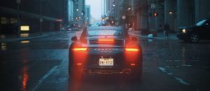 Ein Porsche fährt nachts in Hamburg eine Straße entlang, begleitet von einem renommierten Strafverteidiger.